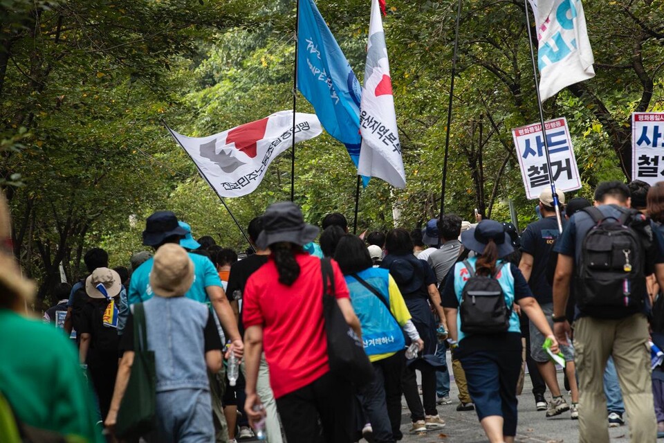 민주노총 조합원을 비롯한 소성리 주민과 지킴이, 시민사회 참가자 300여 명이 7일 오후 2시 경북 성주군 소성리 진밭교 일대에서 제17차 소성리 범국민평화행동을 열었다. 사진=송승현