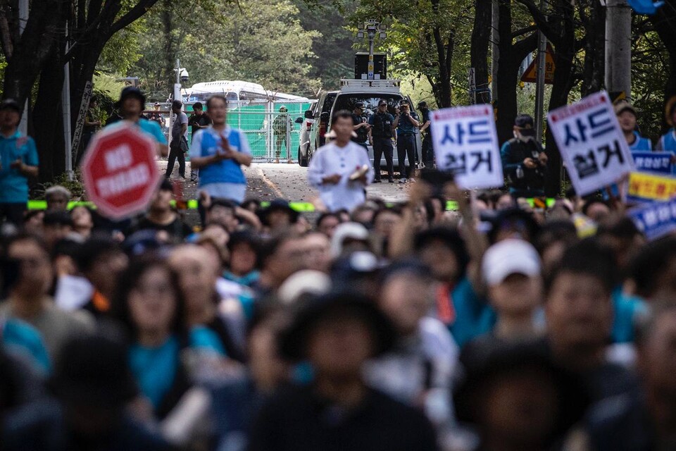 민주노총 조합원을 비롯한 소성리 주민과 지킴이, 시민사회 참가자 300여 명이 7일 오후 2시 경북 성주군 소성리 진밭교 일대에서 제17차 소성리 범국민평화행동을 열었다. 사진=송승현