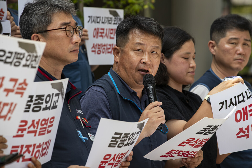 민주노총과 서비스연맹, 윤석열퇴진운동본부(준), 한일역사정의평화해우동, 자주통일평화연대 등 노동시민사회가 9일 오후 1시 서울 서대문구 경찰청 앞에서 긴급 기자회견을 열고 기시다 日 총리 방한을 반대했던 민주노총 조합원에 구속영장을 청구한 경찰을 강력하게 규탄했다. 강규혁 서비스연맹 위원장이 규탄발언을 하고 있다. 사진=송승현