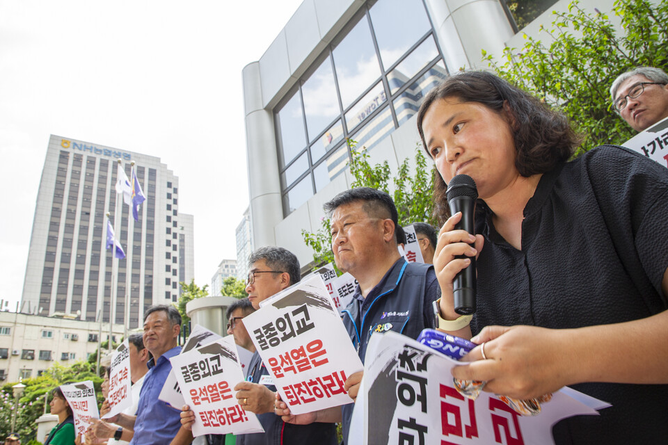 민주노총과 서비스연맹, 윤석열퇴진운동본부(준), 한일역사정의평화해우동, 자주통일평화연대 등 노동시민사회가 9일 오후 1시 서울 서대문구 경찰청 앞에서 긴급 기자회견을 열고 기시다 日 총리 방한을 반대했던 민주노총 조합원에 구속영장을 청구한 경찰을 강력하게 규탄했다. 연행된 조합원의 배우자인 김연희 씨가 경찰의 행태를 규탄하는 발언을 하고 있다. 사진=송승현