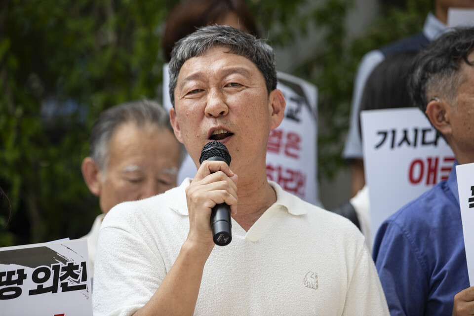 민주노총과 서비스연맹, 윤석열퇴진운동본부(준), 한일역사정의평화해우동, 자주통일평화연대 등 노동시민사회가 9일 오후 1시 서울 서대문구 경찰청 앞에서 긴급 기자회견을 열고 기시다 日 총리 방한을 반대했던 민주노총 조합원에 구속영장을 청구한 경찰을 강력하게 규탄했다. 김영환 민족문제연구소 대외협력실장. 사진=송승현