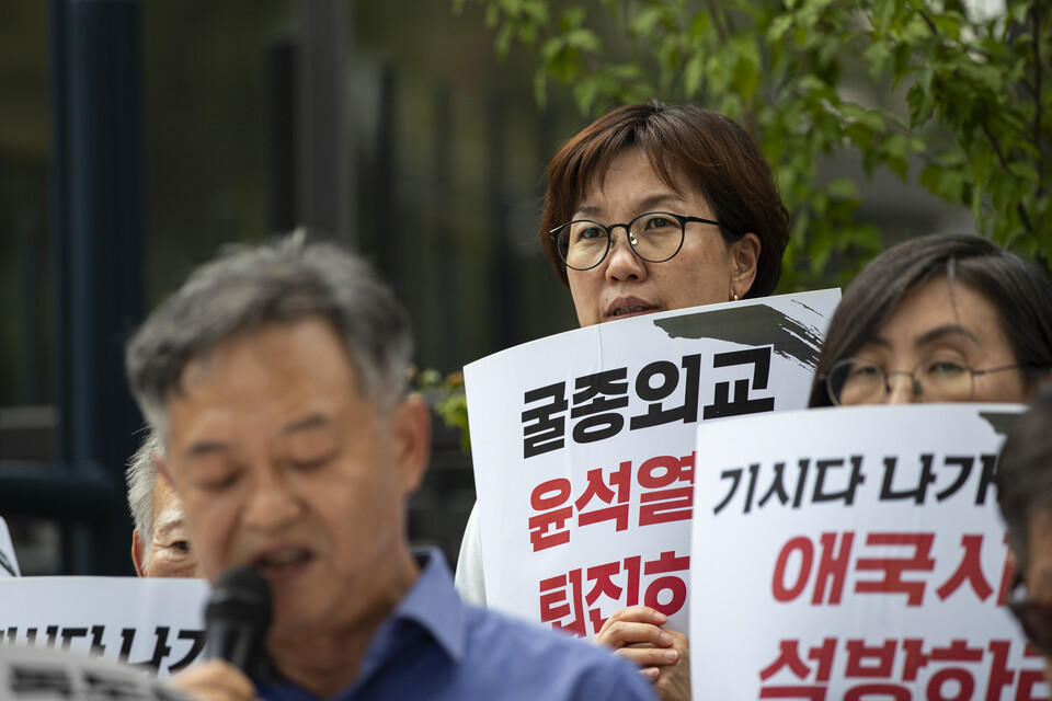 민주노총과 서비스연맹, 윤석열퇴진운동본부(준), 한일역사정의평화해우동, 자주통일평화연대 등 노동시민사회가 9일 오후 1시 서울 서대문구 경찰청 앞에서 긴급 기자회견을 열고 기시다 日 총리 방한을 반대했던 민주노총 조합원에 구속영장을 청구한 경찰을 강력하게 규탄했다. 사진=송승현