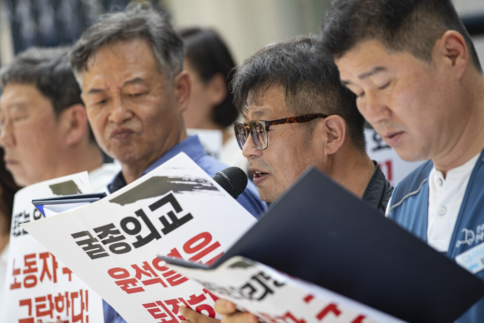 민주노총과 서비스연맹, 윤석열퇴진운동본부(준), 한일역사정의평화해우동, 자주통일평화연대 등 노동시민사회가 9일 오후 1시 서울 서대문구 경찰청 앞에서 긴급 기자회견을 열고 기시다 日 총리 방한을 반대했던 민주노총 조합원에 구속영장을 청구한 경찰을 강력하게 규탄했다. 사진=송승현