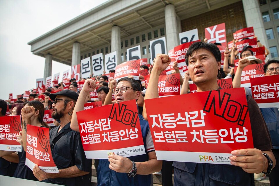 공적연금강화국민행동(이하 연금행동)이 개최한 '노후파탄, 분열조장 윤석열 정부 연금개악안 규탄 대규모 기자회견'이 10일 오후 1시 30분 국회의사당 본청 계단에서 진행됐다. 사진=송승현