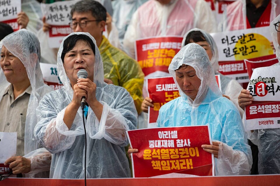 민주노총이 2024년 추석 명절을 앞둔 13일 오전 11시 서울역 광장에서 귀향선전전과 기자회견을 열고 윤석열정권 퇴진에 앞장서겠다는 결의를 담아 귀향길에 오른 시민들에게 인사를 전했다. 이날 기자회견은 전국민중행동, 윤석열퇴진운동본부와 함께 진행했다. 김태윤 아리셀 산재피해 가족협의회 공동대표. 사진=송승현