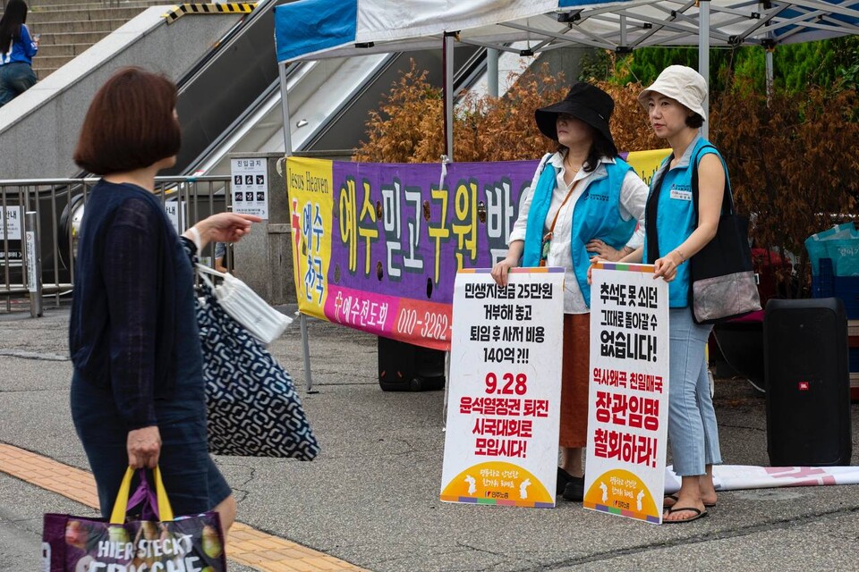 민주노총이 2024년 추석 명절을 앞둔 13일 오전 11시 서울역 광장에서 귀향선전전과 기자회견을 열고 윤석열정권 퇴진에 앞장서겠다는 결의를 담아 귀향길에 오른 시민들에게 인사를 전했다. 이날 기자회견은 전국민중행동, 윤석열퇴진운동본부와 함께 진행했다. 기자회견에 앞서 선전전을 진행하는 민주노총 조합원들. 사진=송승현