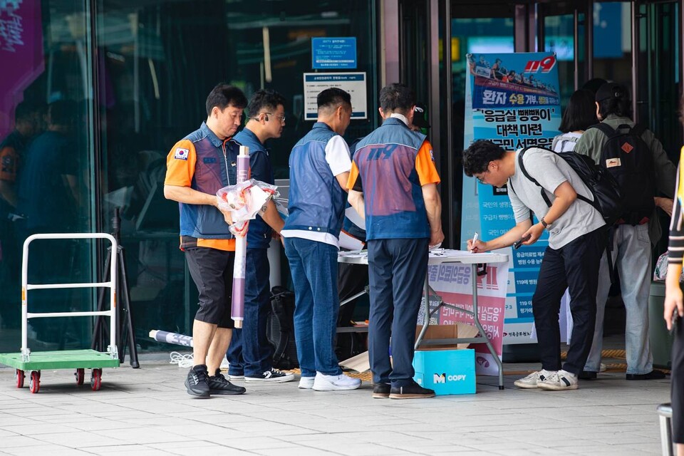 민주노총이 2024년 추석 명절을 앞둔 13일 오전 11시 서울역 광장에서 귀향선전전과 기자회견을 열고 윤석열정권 퇴진에 앞장서겠다는 결의를 담아 귀향길에 오른 시민들에게 인사를 전했다. 이날 기자회견은 전국민중행동, 윤석열퇴진운동본부와 함께 진행했다. 기자회견에 앞서 선전전을 진행하는 민주노총 조합원들. 사진=송승현