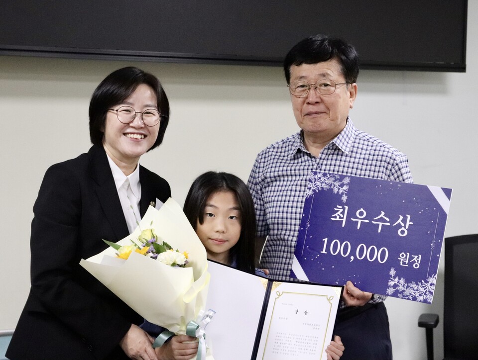 학교급식노동자 폐암 산업재해 피해자 국가책임 요구 및 재발방지를 위한 대책위원회가 지난 7월부터 8월 말까지 학교 무상급식을 경험한 시민(성인 만 24세까지)을 대상으로 학교급식노동자를 응원하고 건강과 안전대책을 제안하는 주제의 글과 그림, 영상 작품을 공모했다. 시상식은 지난 25일 오전 9시30분 서울 영등포구 국회의원회관 제4간담회실에서 열렸다. 초등학교, 중학교, 고등학교, 성인 부문으로 나뉘어 대상 각 1명씩과 전체 최우수상 11명이 선정됐다. 최우수상을 수상한 홍지민 학생과 정혜경 진보당 의원. 사진=대책위