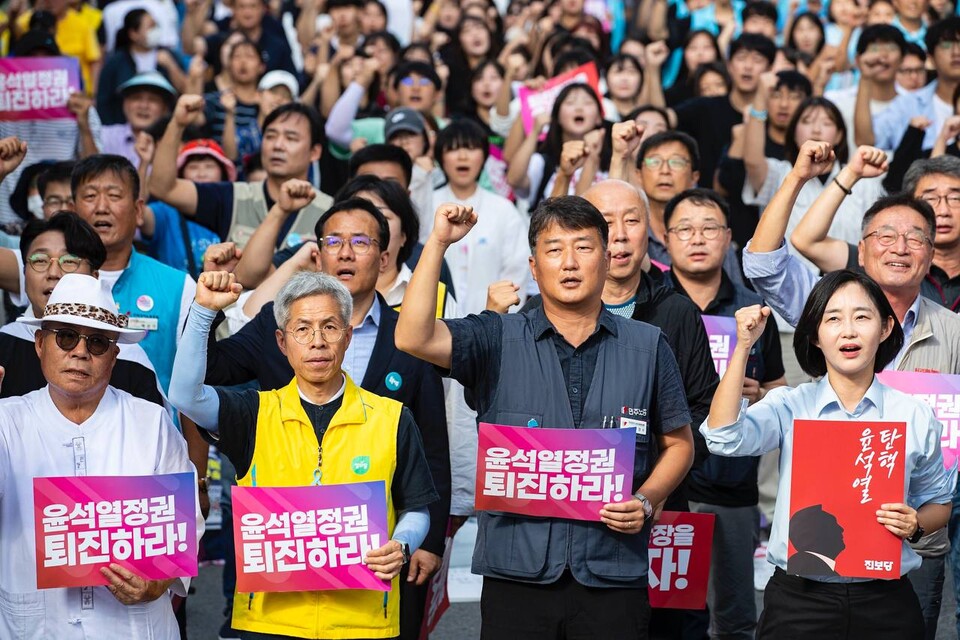 퇴진 광장을 열자! 9.28 윤석열 정권 퇴진 시국대회가 28일 오후 3시 숭례문 앞 특설무대에서 진행됐다.<BR> 사진=송승현