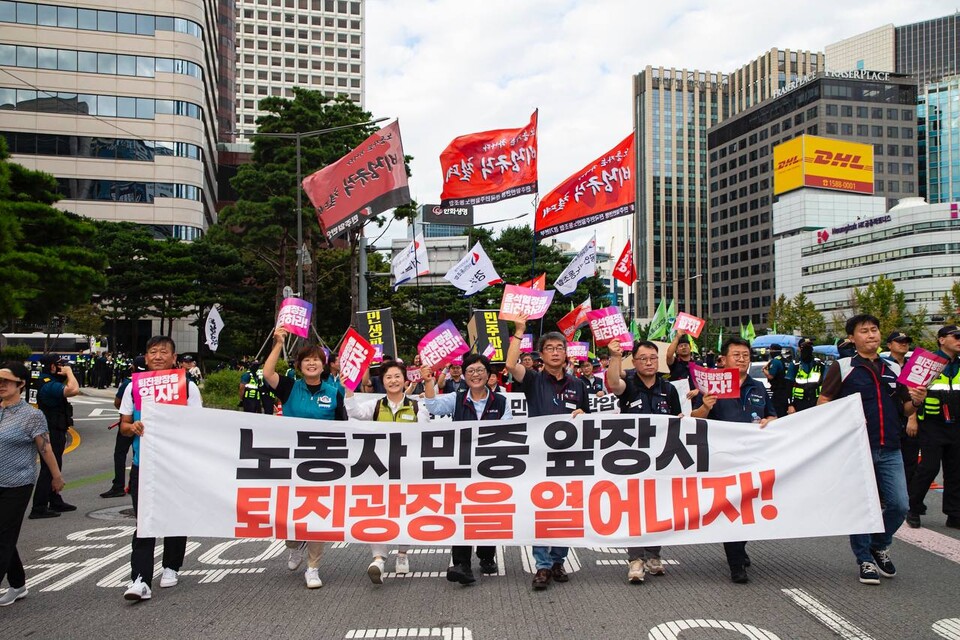 퇴진 광장을 열자! 9.28 윤석열 정권 퇴진 시국대회가 28일 오후 3시 숭례문 앞 특설무대에서 진행됐다.<BR> 사진=송승현