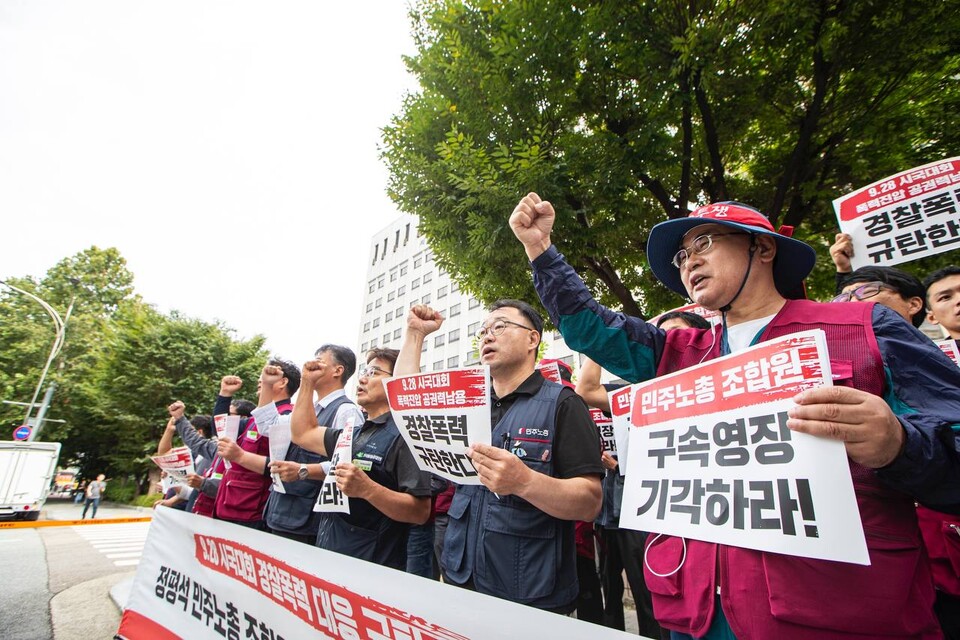 민주노총이 1일 서울 마포구 서울서부지방법원 앞에서 열린 9.28 시국대회 당시 경찰에 폭력적으로 연행당한 정평석 건설산업연맹 플랜트건설노조 조직쟁의실장 석방촉구 긴급 기자회견을 열었다. 사진=송승현