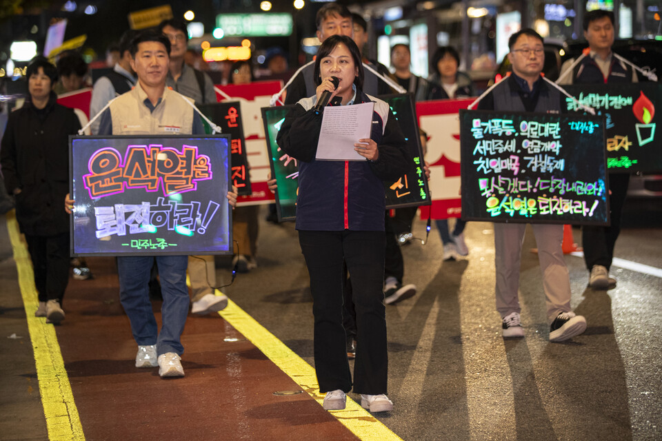 민주노총이 2일 저녁 서울 도심에서 세 번째 ‘못 살겠다! 내려와! 분노의 행진’을 진행했다. 사진=송승현