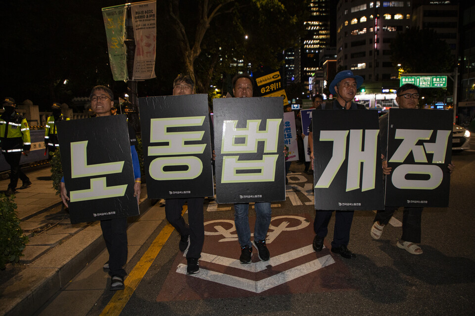 민주노총이 2일 저녁 서울 도심에서 세 번째 ‘못 살겠다! 내려와! 분노의 행진’을 진행했다. 사진=송승현