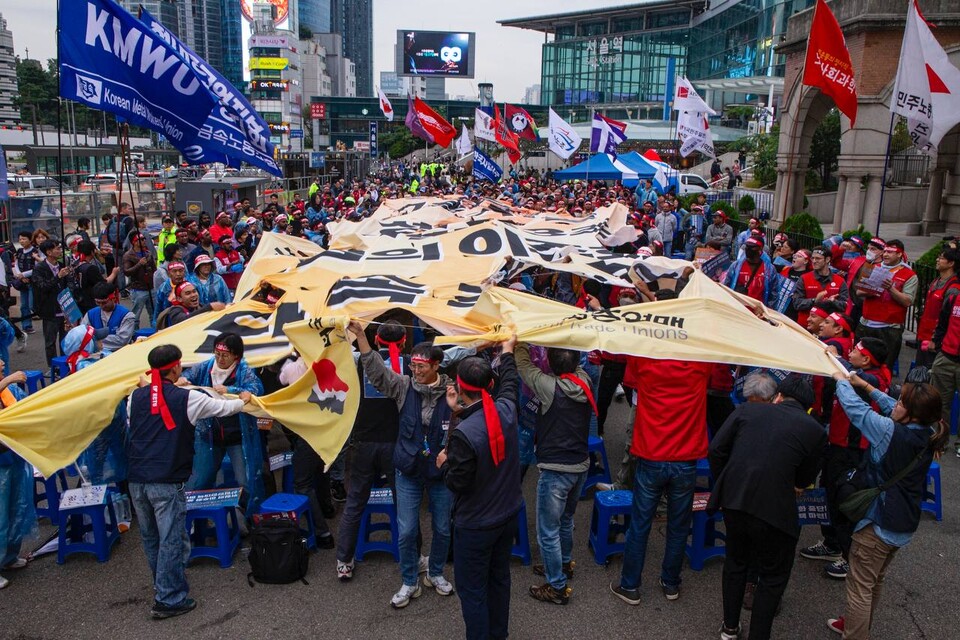 이주노동자를 비롯한 노동자 시민 700명이 참석한 가운데, 민주노총이 주최한 전국이주노동자대회가 6일 오후 2시 서울역에서 열렸다. 사진=송승현