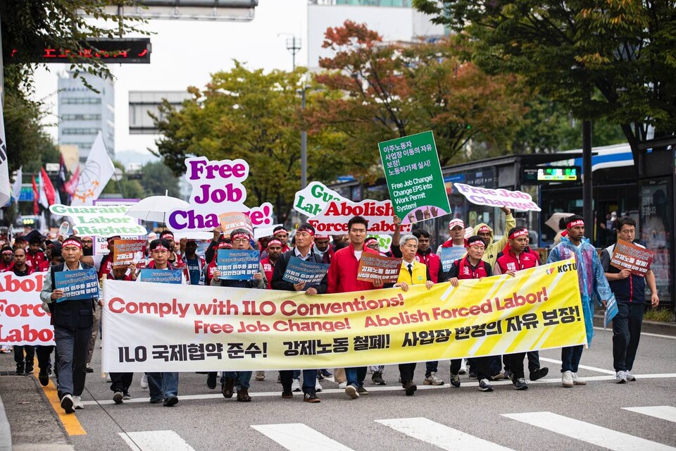 이주노동자를 비롯한 노동자 시민 700명이 참석한 가운데, 민주노총이 주최한 전국이주노동자대회가 6일 오후 2시 서울역에서 열렸다. 사진=송승현