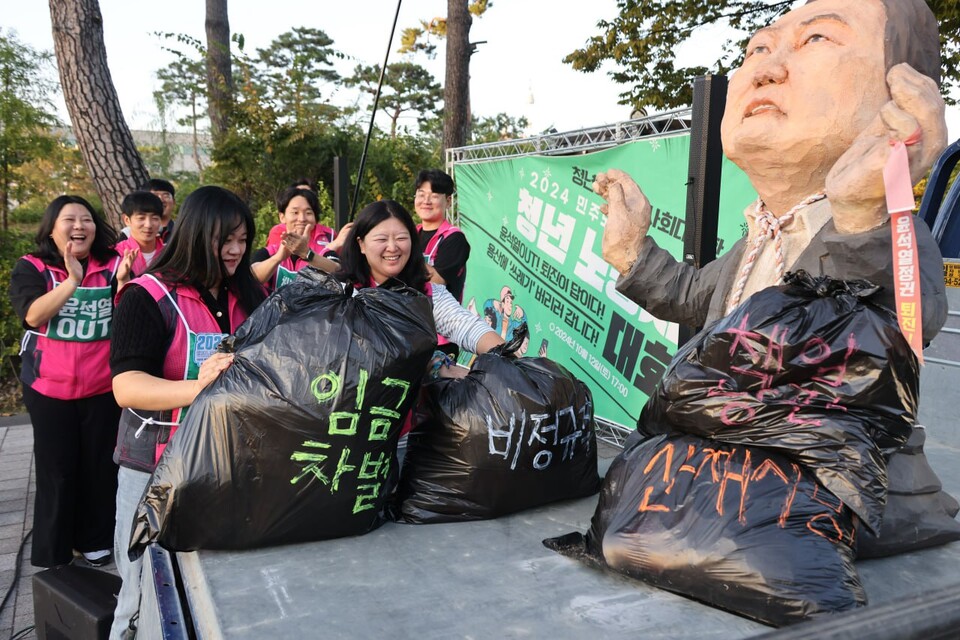 민주노총 청년노동자들이 12일 오후 서울 용산구 일대에서 2024 민주노총 청년노동자대회를 열고 그룹토의와 플로깅, 퇴진 퍼포먼스, 문화제를 통해 윤석열정권 퇴진을 요구하고 청년이 만드는 사회대전환을 위한 실천에 나섰다. 사진=양지웅(공무원노조)