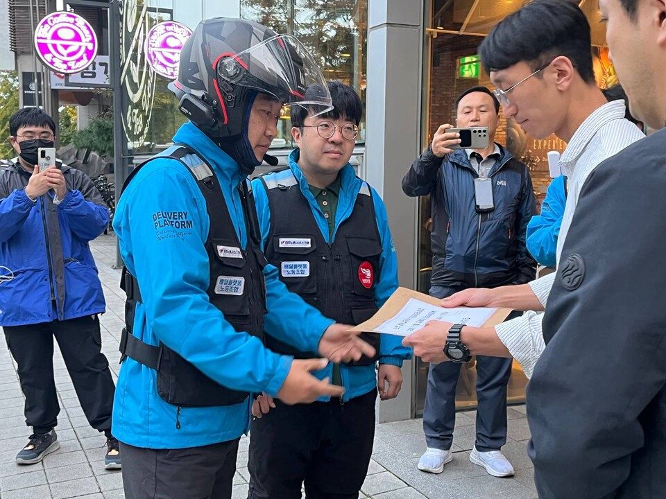 홍창의 배달플랫폼노조 위원장과 김정훈 배민분과장이 배달의민족 사측에 항의서한을 제출하고 있다.