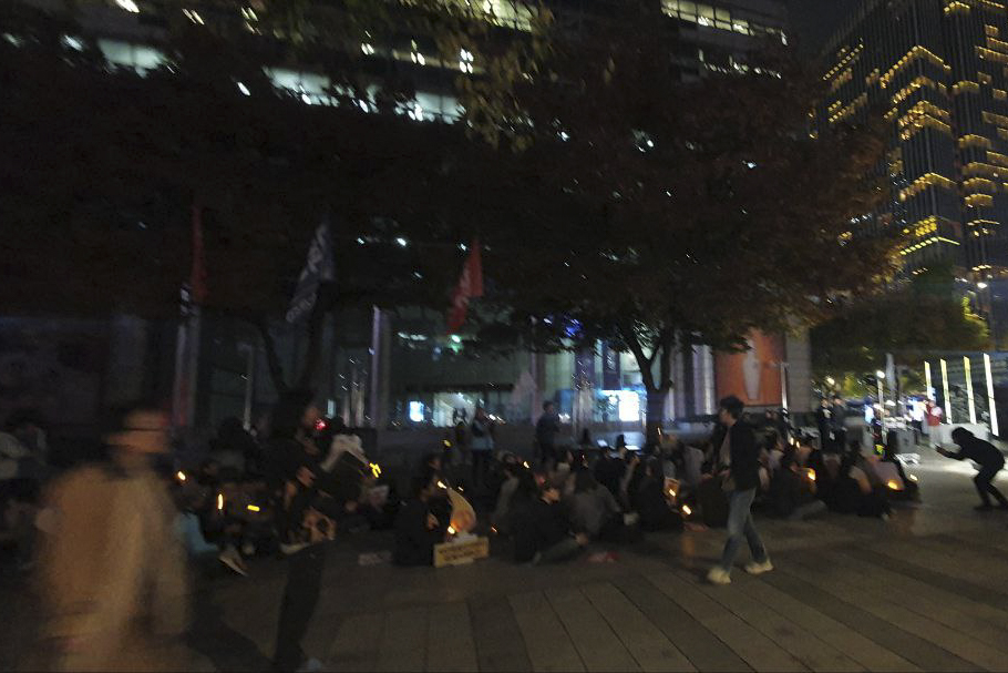 민주노총을 비롯한 윤석열정권퇴진운동본부가 1일 서울 종로구 동화면세점 앞에서 긴급 촛불집회를 열고 윤석열 대통령 퇴진을 요구했다. 사진=민주노총