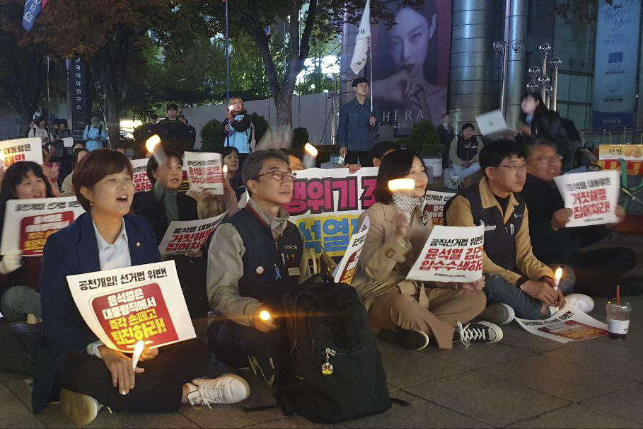 민주노총을 비롯한 윤석열정권퇴진운동본부가 1일 서울 종로구 동화면세점 앞에서 긴급 촛불집회를 열고 윤석열 대통령 퇴진을 요구했다. 사진=민주노총