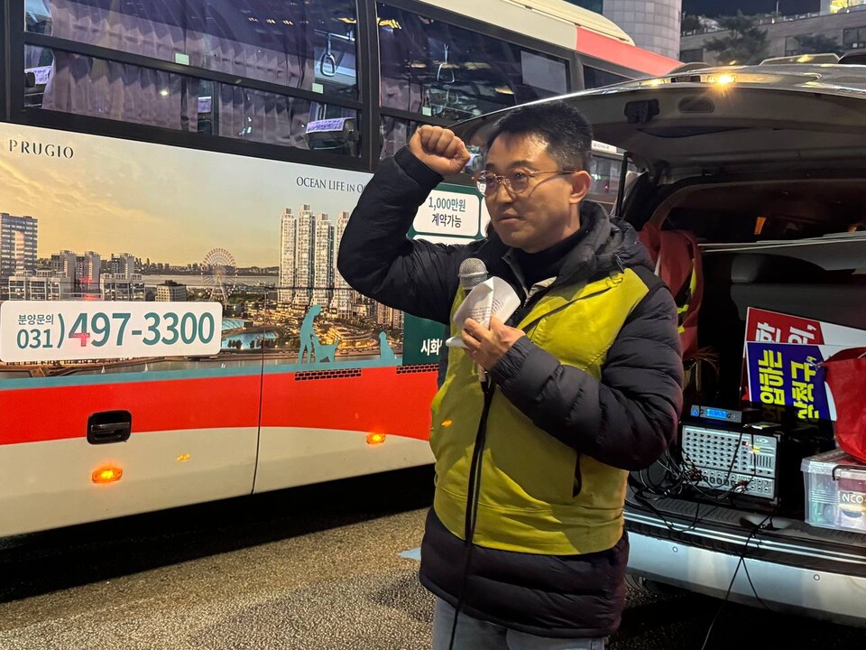 윤석열정권을 끌어내리고 한국사회 체제전환의 방향을 제시하기 위한 민주노총 ‘분노의 수요행진’이 6일 오후 7시 을지로입구와 한국은행을 거쳐 숭례문 인근까지 이어지는 일곱 번째 행진을 끝으로 마무리됐다. 서해용 보건의료노조 부위원장. 사진=민주노총