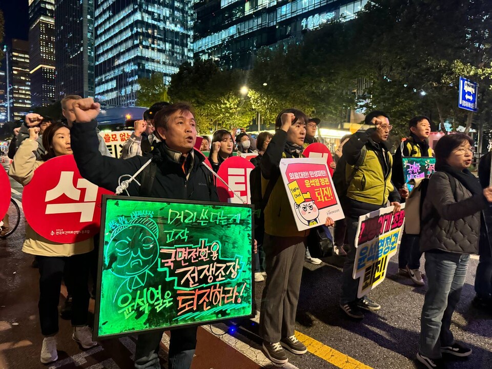 윤석열정권을 끌어내리고 한국사회 체제전환의 방향을 제시하기 위한 민주노총 ‘분노의 수요행진’이 6일 오후 7시 을지로입구와 한국은행을 거쳐 숭례문 인근까지 이어지는 일곱 번째 행진을 끝으로 마무리됐다. 사진=민주노총