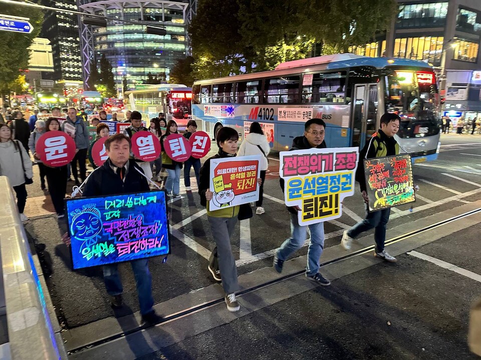 윤석열정권을 끌어내리고 한국사회 체제전환의 방향을 제시하기 위한 민주노총 ‘분노의 수요행진’이 6일 오후 7시 을지로입구와 한국은행을 거쳐 숭례문 인근까지 이어지는 일곱 번째 행진을 끝으로 마무리됐다. 사진=민주노총