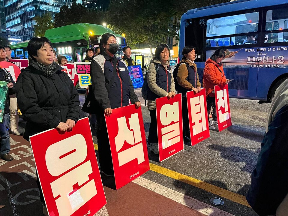 윤석열정권을 끌어내리고 한국사회 체제전환의 방향을 제시하기 위한 민주노총 ‘분노의 수요행진’이 6일 오후 7시 을지로입구와 한국은행을 거쳐 숭례문 인근까지 이어지는 일곱 번째 행진을 끝으로 마무리됐다. 사진=민주노총