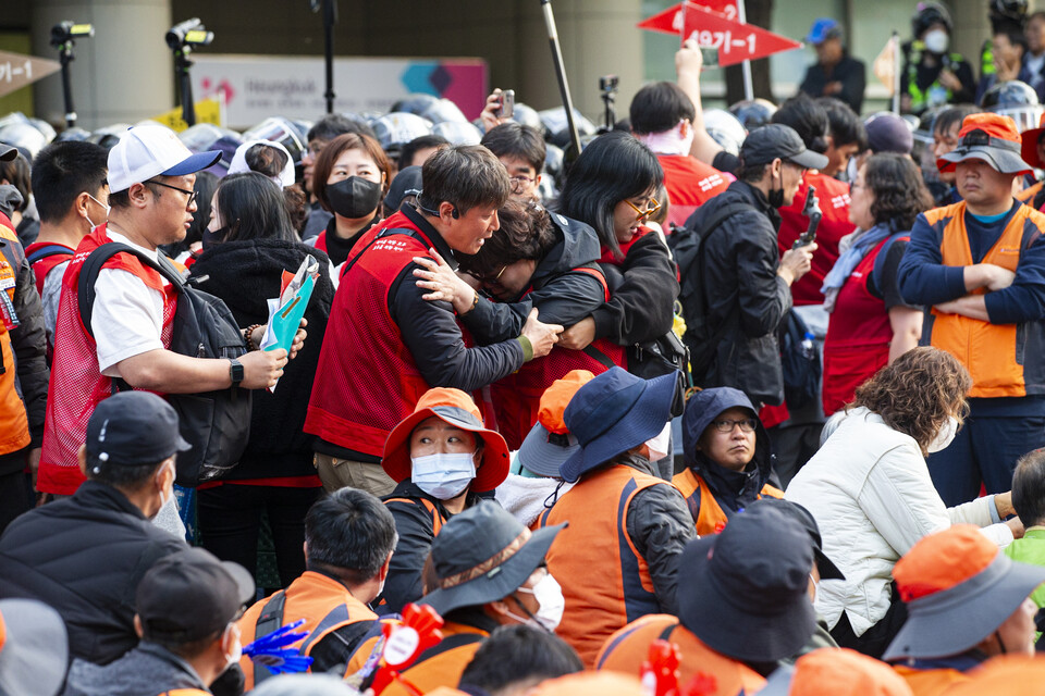 민주노총이 9일 전국노동자대회를 열고 대회를 치르는 과정에서 경찰의 과도한 제지와 도발, 난입으로 부상자 100여 명이 발생하는 일이 벌어졌다. 사진=송승현