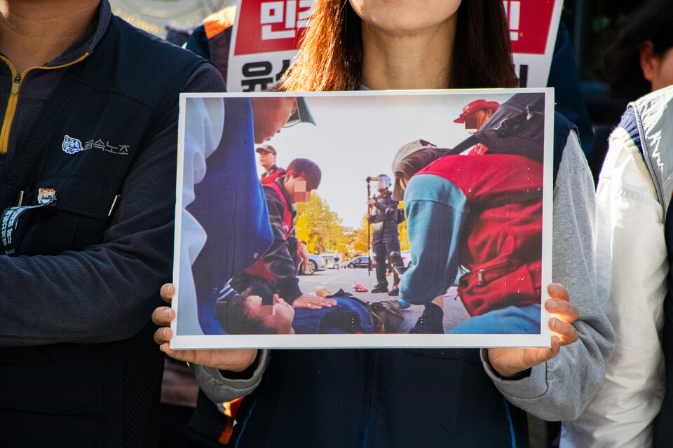 민주노총이 11일 오후 1시 서울 서대문구 경찰청 앞에서 기자회견을 열고 지난 9일 전국노동자대회 당시 경찰 폭력을 규탄하는 한편 연행된 조합원 전원 석방을 촉구했다. 사진=송승현