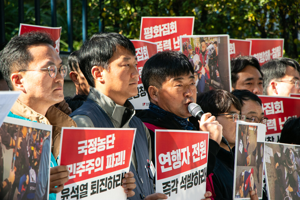 민주노총이 11일 오후 1시 서울 서대문구 경찰청 앞에서 기자회견을 열고 지난 9일 전국노동자대회 당시 경찰 폭력을 규탄하는 한편 연행된 조합원 전원 석방을 촉구했다. 이주안 건설산업연맹 플랜트건설노조 위원장이 발언하고 있다. 사진=송승현