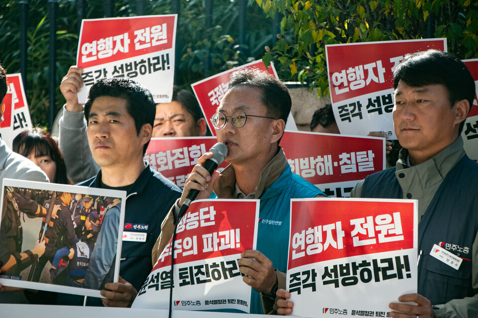 민주노총이 11일 오후 1시 서울 서대문구 경찰청 앞에서 기자회견을 열고 지난 9일 전국노동자대회 당시 경찰 폭력을 규탄하는 한편 연행된 조합원 전원 석방을 촉구했다. 이영훈 민주일반연맹 비상대책위원장이 발언하고 있다. 사진=송승현