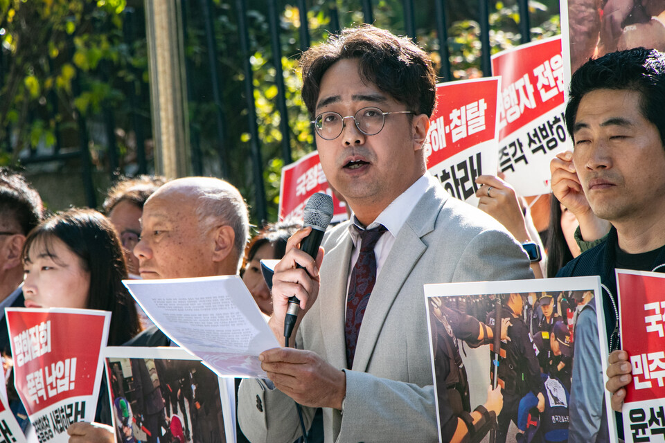 민주노총이 11일 오후 1시 서울 서대문구 경찰청 앞에서 기자회견을 열고 지난 9일 전국노동자대회 당시 경찰 폭력을 규탄하는 한편 연행된 조합원 전원 석방을 촉구했다. 하태승 민주노총 변호사가 발언에 나섰다. 사진=송승현