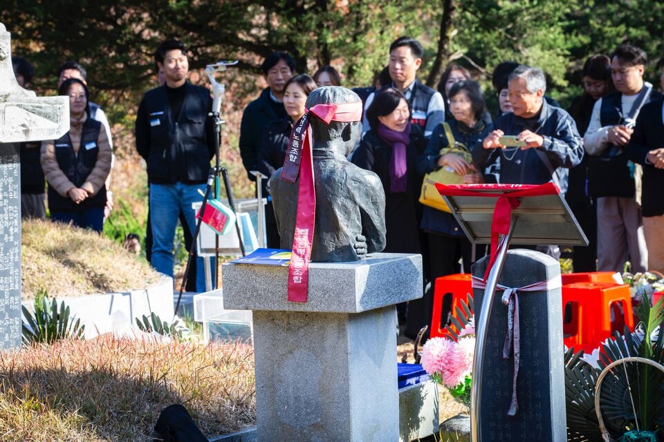 전태일재단이 13일 오전 11시 경기 남양주시 마석 모란공원 전태일묘역에서 제54주기 전태일 추도식을 열었다. 이날 제32회 전태일 노동상은 김태윤 아리셀 산재피해 가족협의회 공동대표와 한국노동자와 오랜시간 연대해 온 일본인 오자와 타카시, 오자와 쿠미코 부부가 수상했다. 사진=송승현