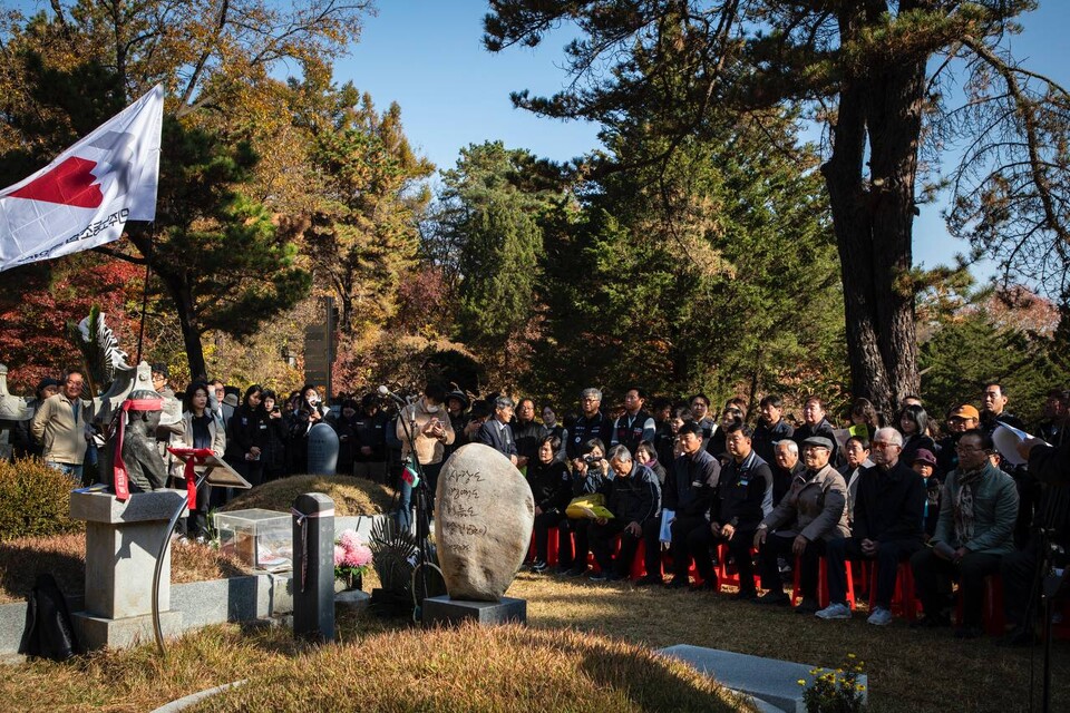 전태일재단이 13일 오전 11시 경기 남양주시 마석 모란공원 전태일묘역에서 제54주기 전태일 추도식을 열었다. 이날 제32회 전태일 노동상은 김태윤 아리셀 산재피해 가족협의회 공동대표와 한국노동자와 오랜시간 연대해 온 일본인 오자와 타카시, 오자와 쿠미코 부부가 수상했다. 사진=송승현