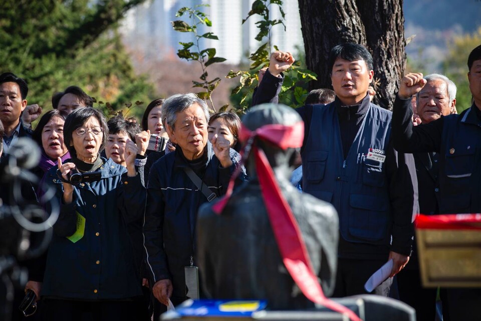 전태일재단이 13일 오전 11시 경기 남양주시 마석 모란공원 전태일묘역에서 제54주기 전태일 추도식을 열었다. 이날 제32회 전태일 노동상은 김태윤 아리셀 산재피해 가족협의회 공동대표와 한국노동자와 오랜시간 연대해 온 일본인 오자와 타카시, 오자와 쿠미코 부부가 수상했다. 사진=송승현