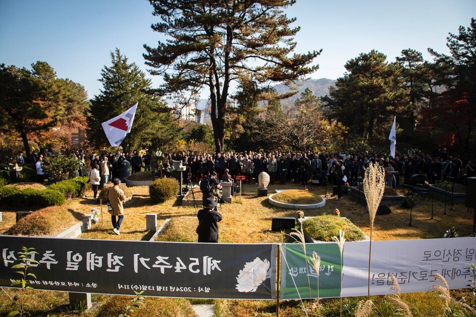 전태일재단이 13일 오전 11시 경기 남양주시 마석 모란공원 전태일묘역에서 제54주기 전태일 추도식을 열었다. 이날 제32회 전태일 노동상은 김태윤 아리셀 산재피해 가족협의회 공동대표와 한국노동자와 오랜시간 연대해 온 일본인 오자와 타카시, 오자와 쿠미코 부부가 수상했다. 사진=송승현