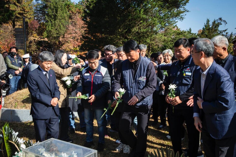 전태일재단이 13일 오전 11시 경기 남양주시 마석 모란공원 전태일묘역에서 제54주기 전태일 추도식을 열었다. 이날 제32회 전태일 노동상은 김태윤 아리셀 산재피해 가족협의회 공동대표와 한국노동자와 오랜시간 연대해 온 일본인 오자와 타카시, 오자와 쿠미코 부부가 수상했다. 사진=송승현