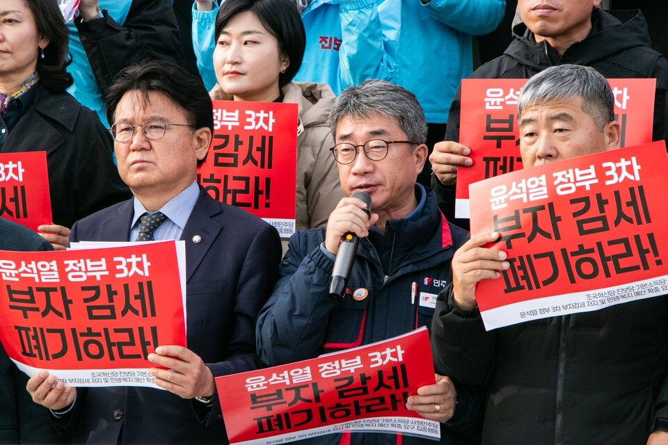 윤석열 3차 부자감세 거부, 민생·복지 예산 확충 요구 야4당-노동시민사회 기자회견이 25일 오후 국회 본청 계단 앞에서 진행됐다. 사진=송승현