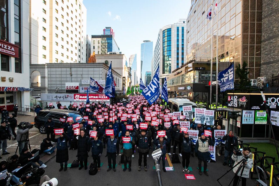 민주노총이 6일 오후 4시 서울 영등포구 여의도 국민의힘 중앙당사 앞에서 결의대회를 열고 윤석열 탄핵에 동조하지 않는 국민의힘 의원들을 규탄하고 있다. 사진=송승현