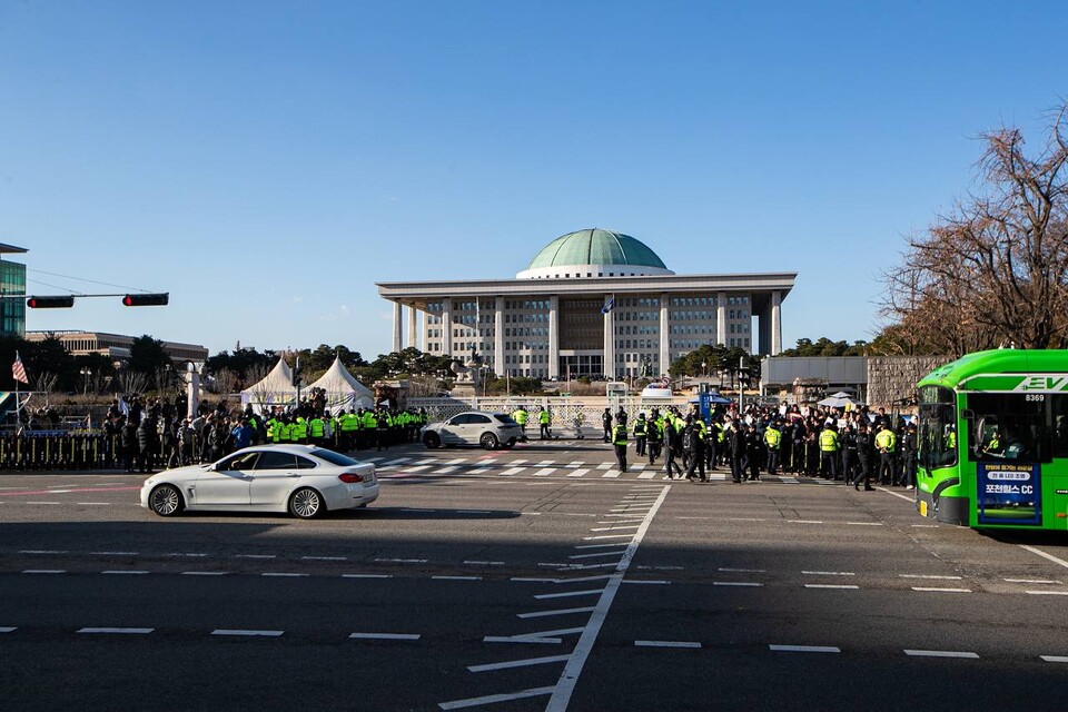 6일 오후 3시경 한동훈 국민의힘 대표와 면담을 마친 윤석열이 국회를 찾는다는 소식이 전해지자 시민들이 국회를 찾아 윤석열 규탄의 항의를 벌였다. 사진=송승현