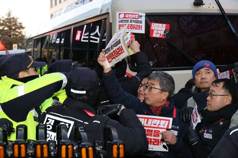 민주노총이 6일 오후 4시 서울 영등포구 여의도 국민의힘 중앙당사 앞에서 결의대회를 열고 윤석열 탄핵에 동조하지 않는 국민의힘 의원들을 규탄하고 있다. 사진=송승현