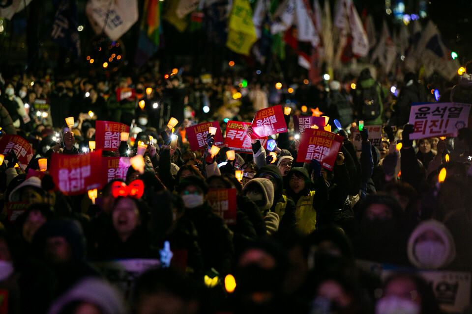 민주노총과 시민사회가 6일 오후 6시 서울 영등포구 국회의사당 인근에서 시민촛불을 열었다. 국회 상황이 급박하게 돌아가는 까닭에 12.3 계엄농단 이후 세 번째 촛불은 국회 앞에서 진행됐다. 사진=송승현