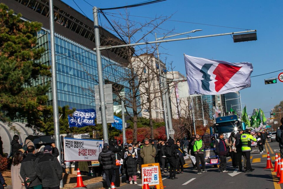 7일 서울 여의도에서 열린 시민촛불에 앞서 오후 2시 민주노총이 사전 행진을 통해 윤석열 탄핵과 국민의힘 규탄의 목소리에 힘을 실었다. 사진=송승현