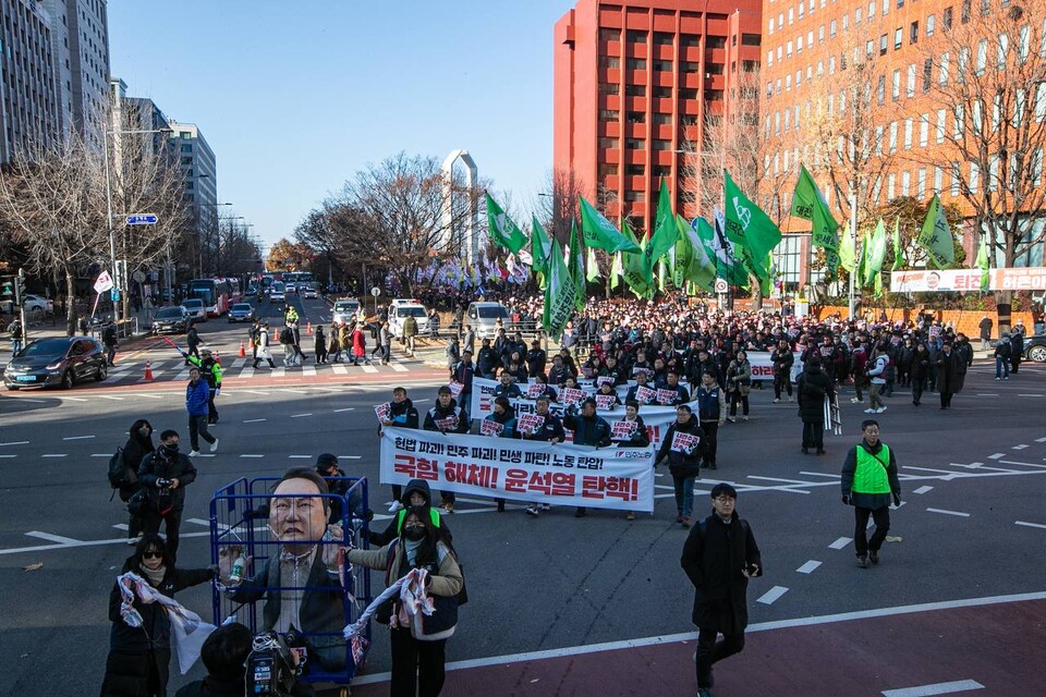 7일 서울 여의도에서 열린 시민촛불에 앞서 오후 2시 민주노총이 사전 행진을 통해 윤석열 탄핵과 국민의힘 규탄의 목소리에 힘을 실었다. 사진=송승현