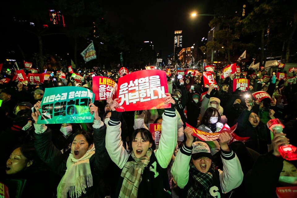 서울 여의도에 운집한 100만 시민이 여의대로를 점령한 채 윤석열 탄핵소추안 표결을 기다리며 ‘윤석열 탄핵’ ‘국민의힘 투표해’ 등의 구호를 외쳤다. 사진=송승현