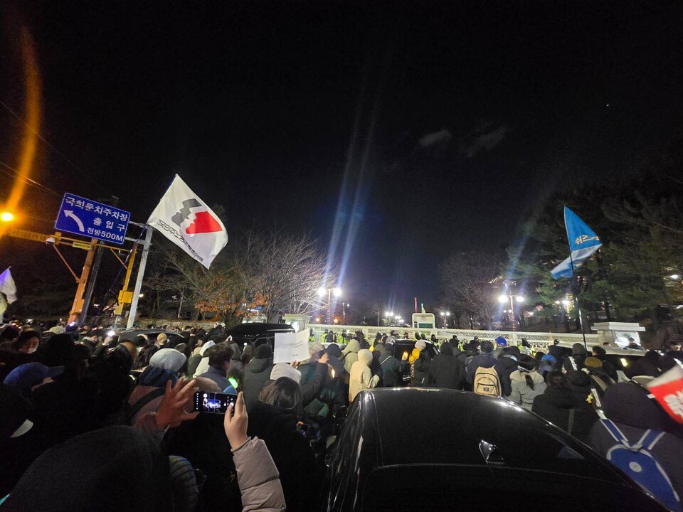 서울 여의도에 운집한 100만 시민이 여의대로를 점령한 채 윤석열 탄핵소추안 표결을 기다리며 ‘윤석열 탄핵’ ‘국민의힘 투표해’ 등의 구호를 외쳤다. 사진=김선호(공공운수노조)