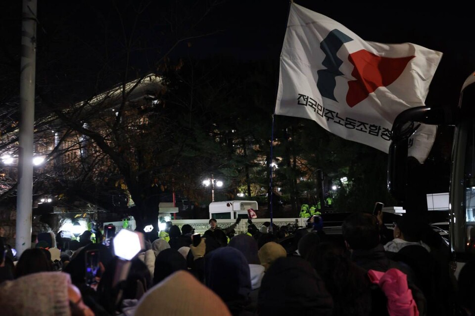 서울 여의도에 운집한 100만 시민이 여의대로를 점령한 채 윤석열 탄핵소추안 표결을 기다리며 ‘윤석열 탄핵’ ‘국민의힘 투표해’ 등의 구호를 외쳤다. 사진=양지웅(공무원노조)