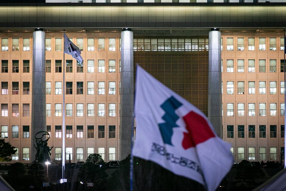 서울 여의도에 운집한 100만 시민이 여의대로를 점령한 채 윤석열 탄핵소추안 표결을 기다리며 ‘윤석열 탄핵’ ‘국민의힘 투표해’ 등의 구호를 외쳤다. 사진=송승현