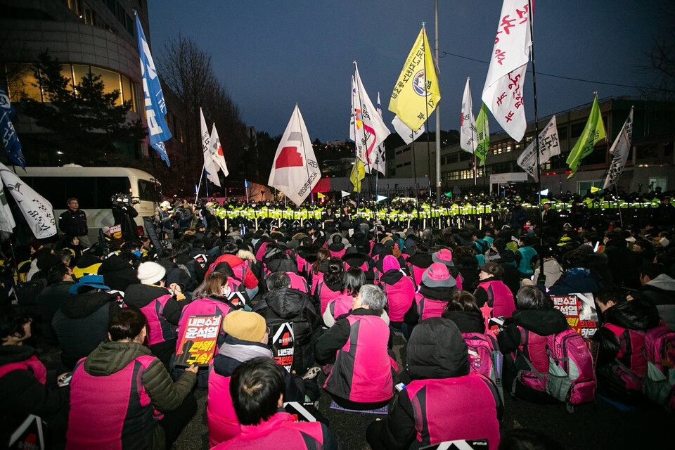 민주노총 12일 서울 세종대로에서 노동자・시민 대회를 마친 뒤 남영역사거리까지 행진했다. 이후 민주노총은 한강진역으로 이동해 윤석열과 김건희가 거주하는 대통령실 관저까지 진격하는 체포투쟁을 벌였다. 사진=송승현