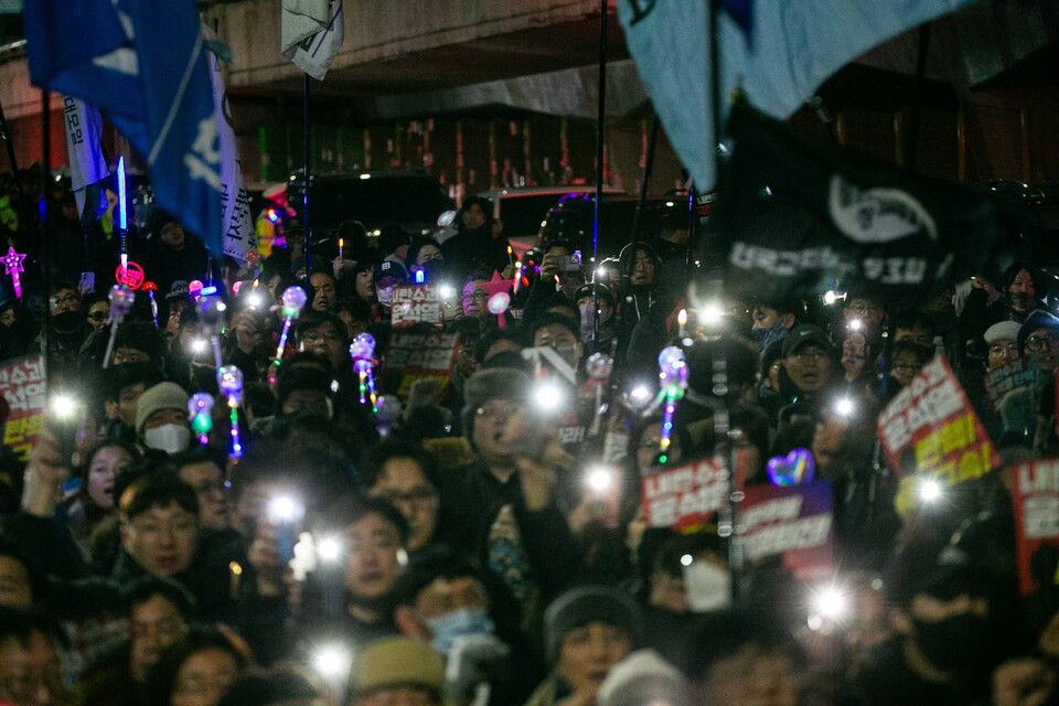 민주노총 12일 서울 세종대로에서 노동자・시민 대회를 마친 뒤 남영역사거리까지 행진했다. 이후 민주노총은 한강진역으로 이동해 윤석열과 김건희가 거주하는 대통령실 관저까지 진격하는 체포투쟁을 벌였다. 사진=송승현